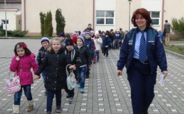 Csaknem 9500 rendőr teljesít szolgálatot az első tanítási napon