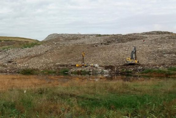 Mérgező csurgalék folyik a pataréti szemétből a közeli patakba. A patak a Szamosba ömlik
