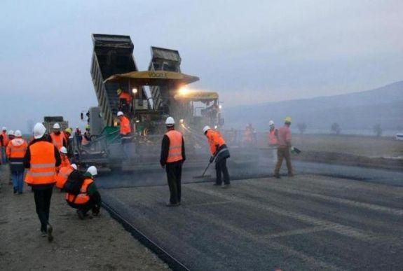 Költségvetés-kiigazítás: autópályák helyett bérekre költi a kormány a pénzt