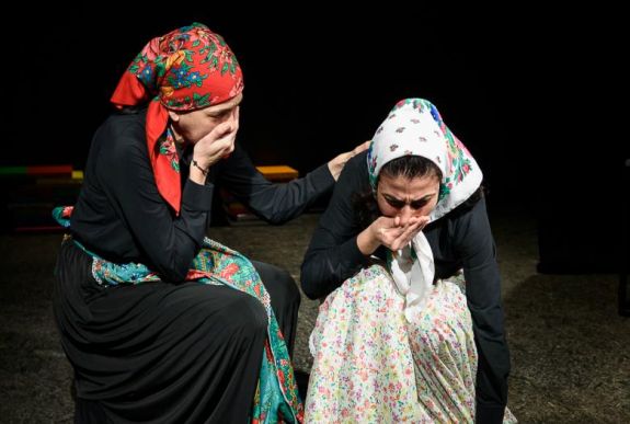 Ismét fellép Gyergyószentmiklóson a Giuvlipen roma feminista társulat