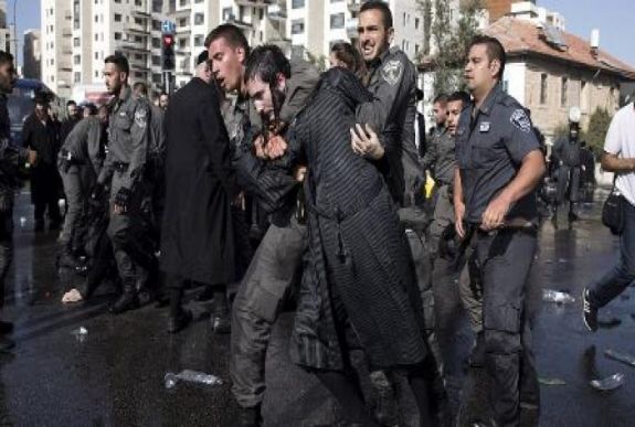 Ultraortodox tüntetők csaptak össze a rendőrökkel Jeruzsálemben