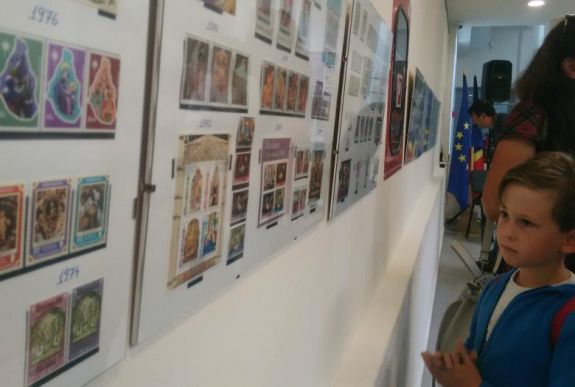 Vatikáni bélyeggyűjteményét mutatta be a csíkcsicsói kántor