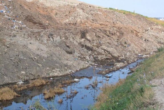 Csak úgy röpködnek a büntetőfeljelentések a Kolozsvár melletti mérgező tó miatt