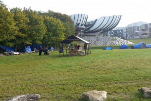 Sátorozhatnak-e menekültek az egyetemi campus parkjában?