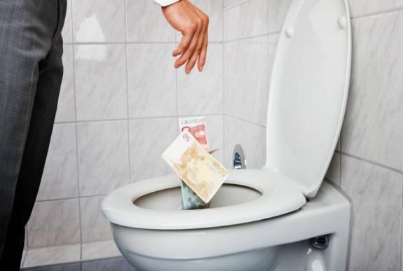 Eldobott 500 eurósok miatt dugultak el vécék Svájcban