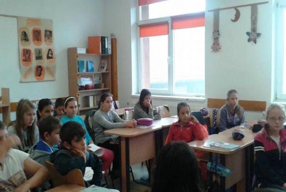 Tankönyvük ugyan nincs az ötödikeseknek, az útmutatót viszont magyarra is lefordítják