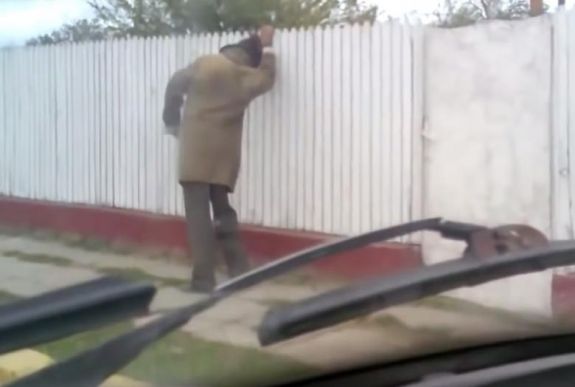 Hargita megye: hazatámogatta a részeg férfit, de közben jól kizsebelte