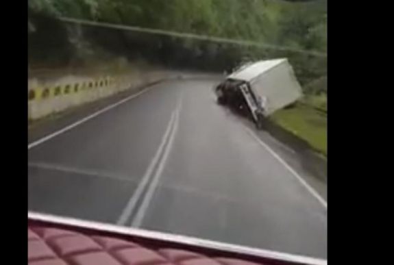 A sínekre borult egy magyar kamion Feketetónál, áll a vasúti forgalom