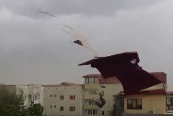 36 millió lejt fordít a kormány a vihar által megrongált közintézmények helyreállítására