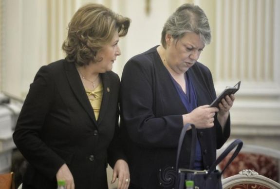 FRISSÍTVE: A PSD nem mondatja le a korrupcióval gyanúsított minisztereit