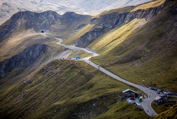 Elájult a 76 éves sofőr, szakadék felé tartott a turistabusz az Alpokban