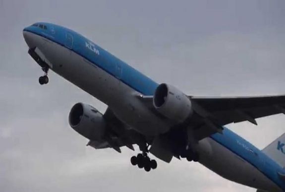 Autóra zuhant egy Boeing repülőgépről levált burkolatdarab