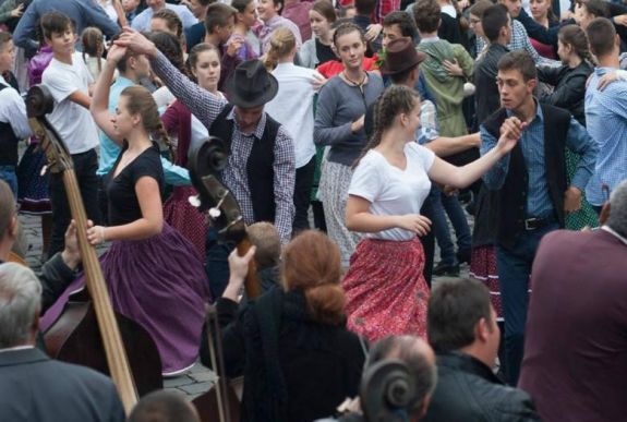 „A néptáncnak elő kell törnie belőlünk” – beszélgetés a 40. Erdélyi Táncháztalálkozó főszervezőjével