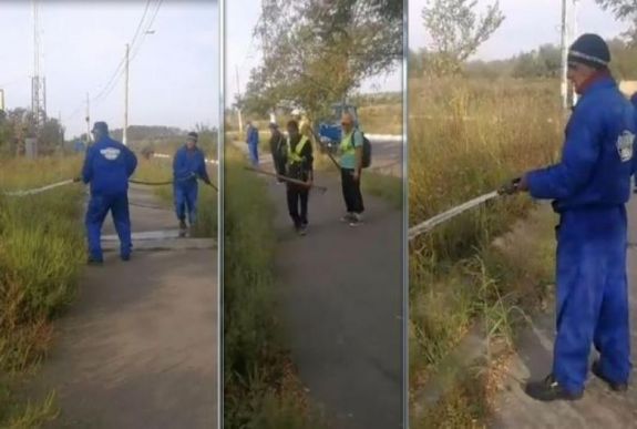 Ésszel végzett munka Romániában: locsolják a gyomot, hogy szépen nőjön