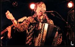 Találkozásunk Alexandrával, a franciából lett erdélyi cigányzenésszel, aki magyarul is tud