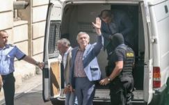 Előzetes letartóztatásba helyezték az egészségbiztosítási pénztár volt elnökét