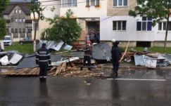 Háztartásokat öntött el a víz, fákat csavart ki a szél vasárnap