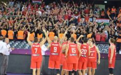 Kolozsvári kosár Eb: a zászlóégetés után zászlóerdő ünnepelte a magyar győzelmet