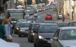 Emil Boc kérése: iskolánként eltérő időpontokban kezdődjenek tanórák