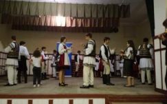 Magyar és román gyerekek tanulják egymás táncait Csíkmadarason