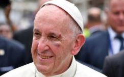 „Behúztak egyet. De jól vagyok” – Kisebb baleset érte Ferenc pápát