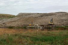 Mérgező csurgalék folyik a pataréti szemétből a közeli patakba. A patak a Szamosba ömlik