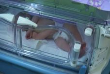 Keresik azt a nőt, aki egy patak partján hagyta egy zsákban újszülött csecsemőjét