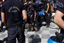 Könnygázzal oszlattak szét tiltakozókat Ankarában