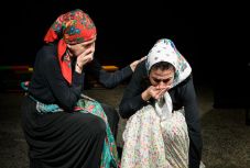 Ismét fellép Gyergyószentmiklóson a Giuvlipen roma feminista társulat