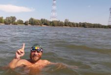 Célba ért Avram Iancu könyvtáros, aki 2 860 kilométert úszott le a Dunán