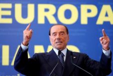 Visszatért a politikai életbe Silvio Berlusconi