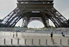 Megkezdődött az Eiffel-torony körül a golyóálló üvegfal építése