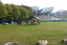 Sátorozhatnak-e menekültek az egyetemi campus parkjában?