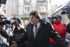 „Kerüljék el a fákat, omladozó falakat és cseréptetős épületeket”