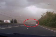 Így dőlt rá a temesvári városkapu a 24 éves fiatalember autójára