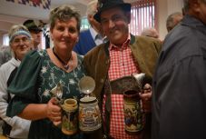 Októberfeszt: hagyományos fahordót vertek csapra a szatmári svábok