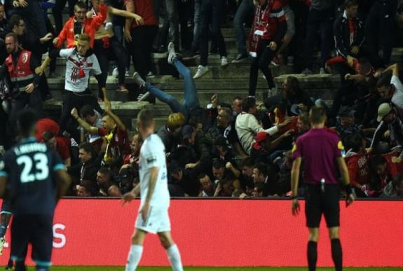 Súlyos baleset történt egy futballmeccsen, leszakadt a nézőtér korlátja