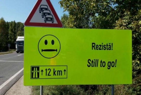 Ilyen jelzőtáblákat biztos nem látott még a romániai utakon