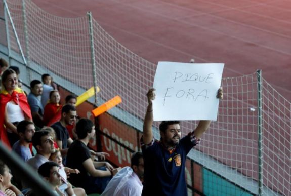 Kikezdték Piquét a spanyol válogatott edzésén