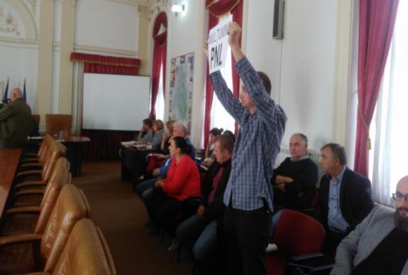 Bihar megye: fizetés nélkül hagyták az önkormányzati alkalmazottakat a PNL-sek