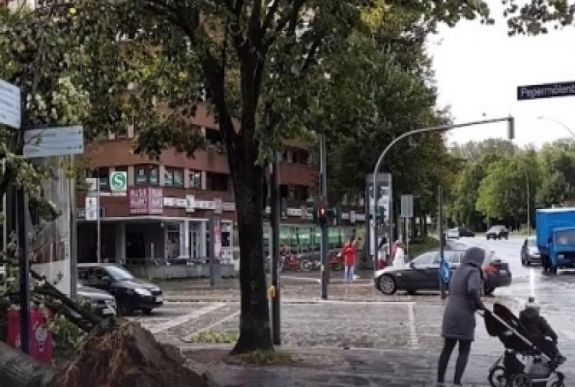 Sok sérültje és halálos áldozata is van Lengyelországban a Xavier nevű viharnak