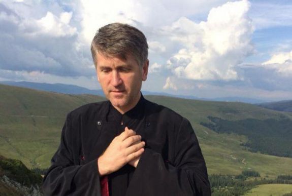 Így döntött az ortodox egyház a kiskorú fiúkat megrontó pópa ügyében