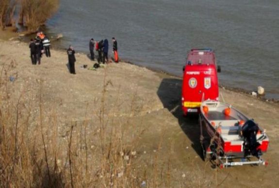 A Dunába zuhant egy autó, négyen rekedtek benne