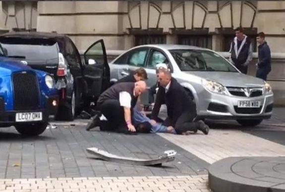 Autó hajtott gyalogosok közé Londonban, többen megsérültek (percről percre)