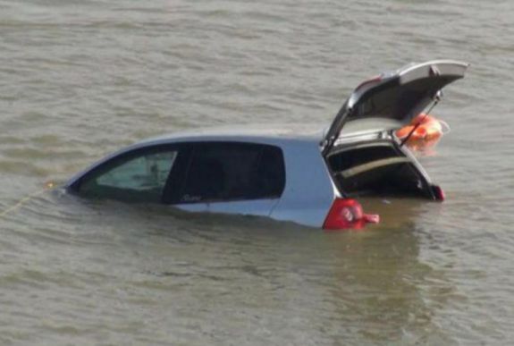 Még mindig keresik a Dunába zuhant autó utasait