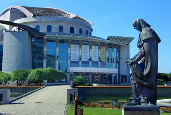 Tűz miatt megszakadt az előadás, kiürítették a budapesti Nemzeti Színházat