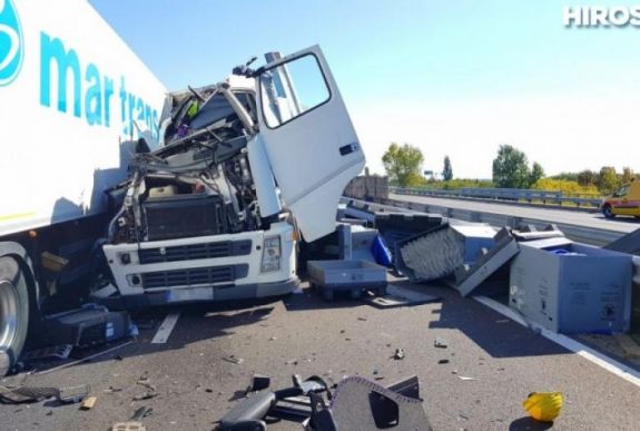 Román kamion karambolozott az M5-ösön: ketten meghaltak, több rendőr megsebesült