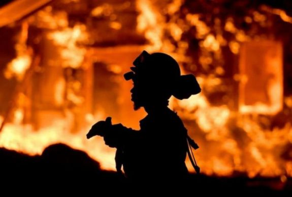 Halálos áldozatai is vannak a rejtélyes bozóttűznek Kaliforniában