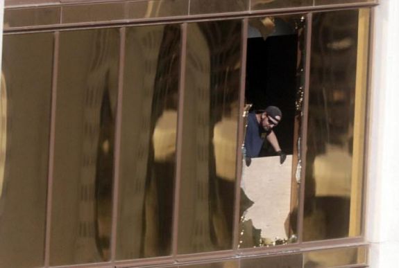 A Las Vegas-i lövöldöző a tömegmészárlás előtt meglőtt egy biztonsági őrt