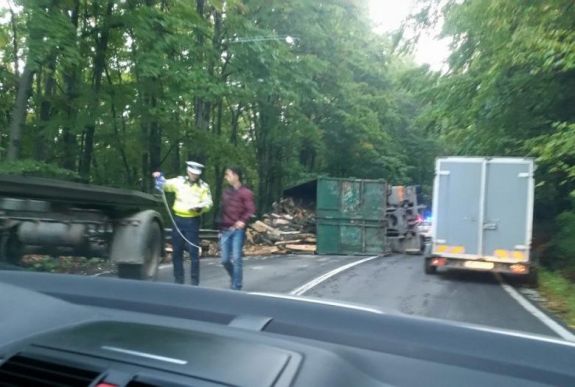 Felborult egy teherautó a Cekend-tetőn, áll a forgalom